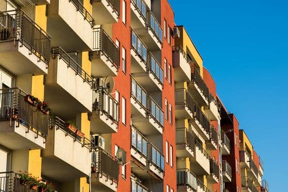 Edifício residencial em Dubai com fachada colorida.