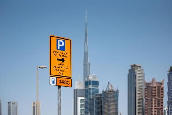 Placa de zona de estacionamento pago em Dubai.