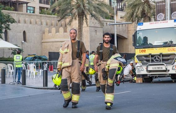 Bombeiros de Dubai após extinguir o incêndio.