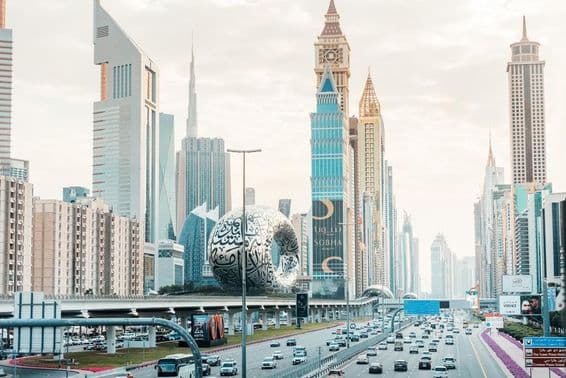 Sheikh Zayed Road, uma das mais famosas vias de Dubai.