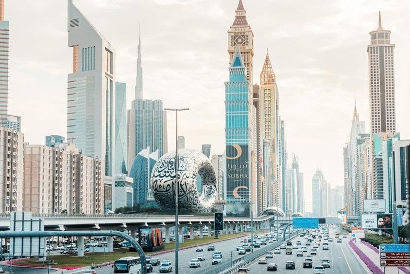 Sheikh Zayed Road, uma das mais famosas vias de Dubai.