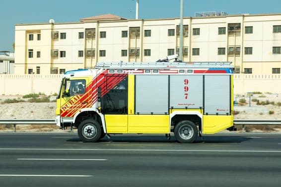 Caminhão de bombeiros em movimento em Dubai.