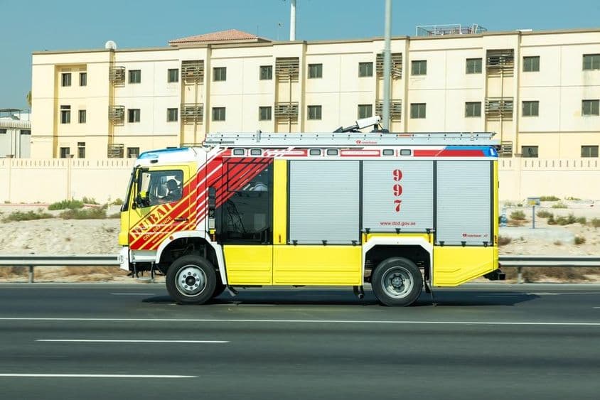 Caminhão de bombeiros em movimento em Dubai.