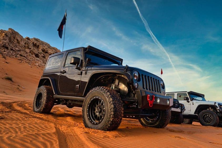 Aventura off-road de Jeep Wrangler em uma duna de areia no deserto vermelho de Dubai.