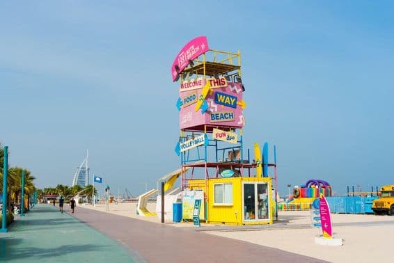 Kite Beach com o hotel Burj Al Arab ao fundo.