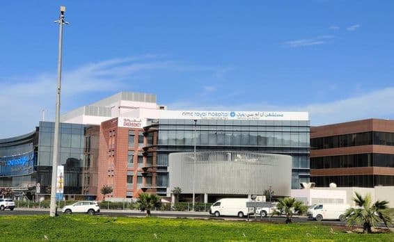 Fachada exterior do Hospital NMC Royal.