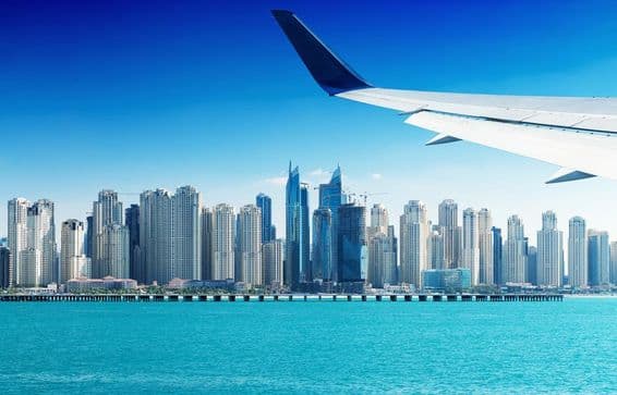 Avião sobrevoando arranha-céus de Dubai.