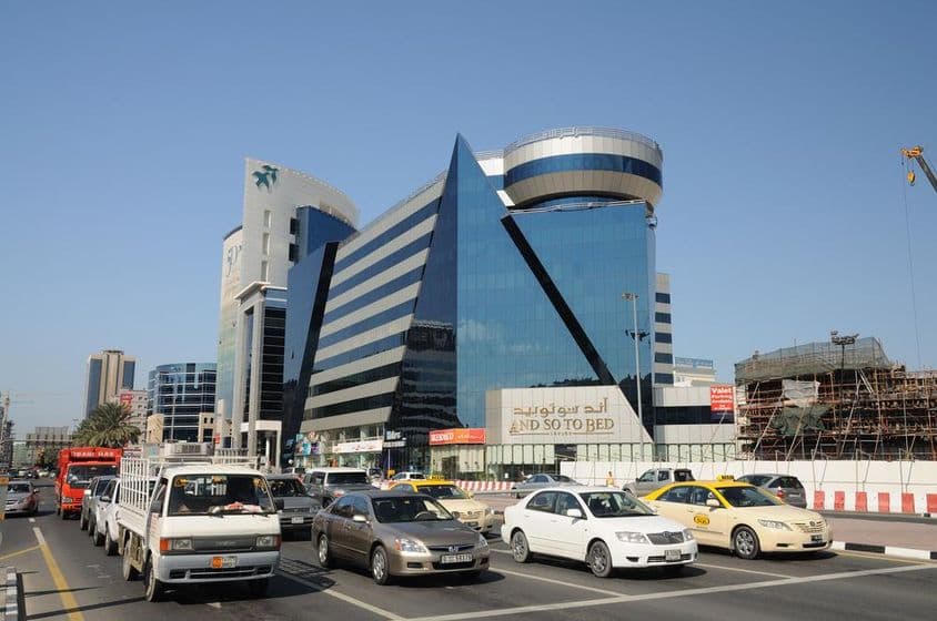 Vista de rua na área moderna da cidade de Dubai.