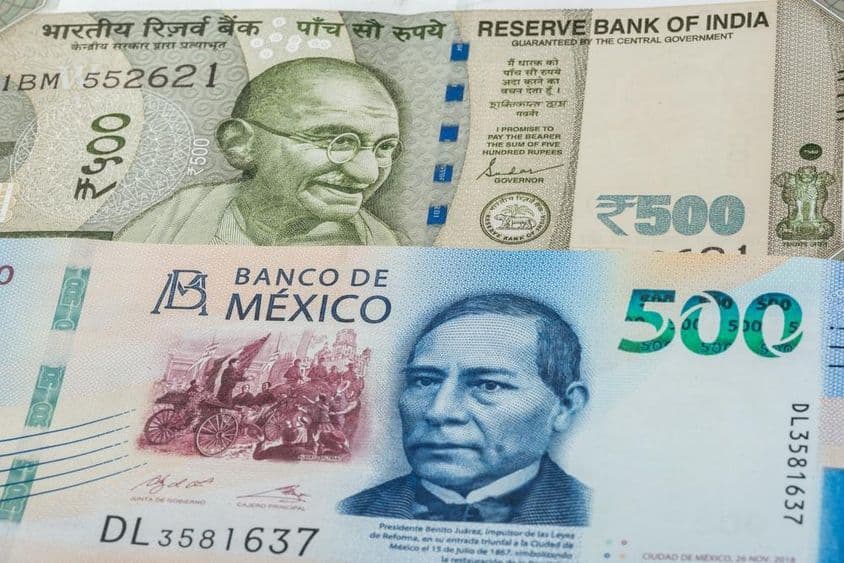 Notas de 500 rúpias indianas e 500 pesos mexicanos.