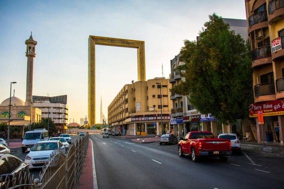 O antigo distrito de Al Karama com o imponente Dubai Frame.