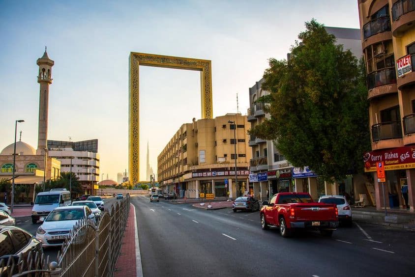 O antigo distrito de Al Karama com o imponente Dubai Frame.