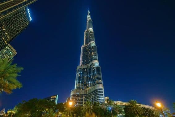 Vista panorâmica da torre Burj Khalifa de baixo, à noite.