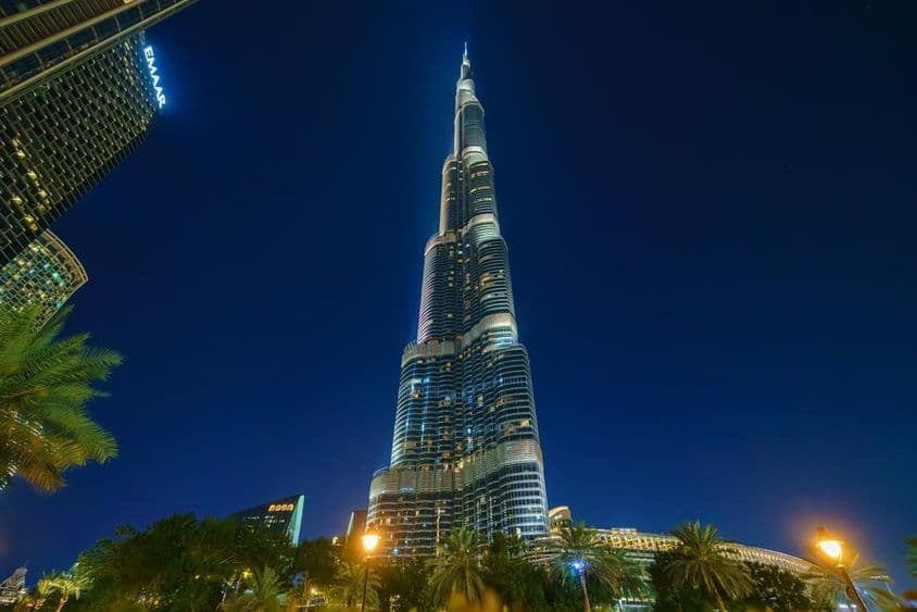Vista panorâmica da torre Burj Khalifa de baixo, à noite.