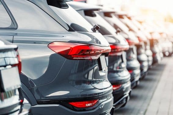Vista traseira de uma frota de carros novos SUV modernos em estacionamento de concessionária.