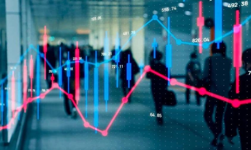 Gráfico financeiro, pessoas caminhando.
