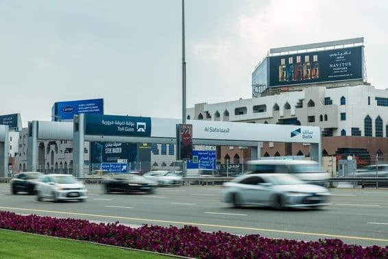 Vista do sistema de cobrança de pedágio da rodovia Salik em Dubai.