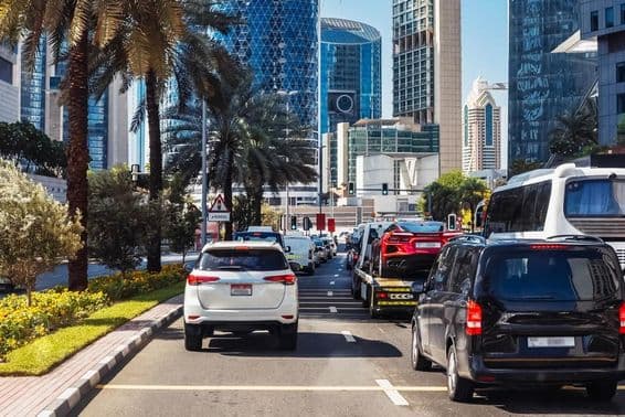 Carros nas ruas da cidade de Dubai.