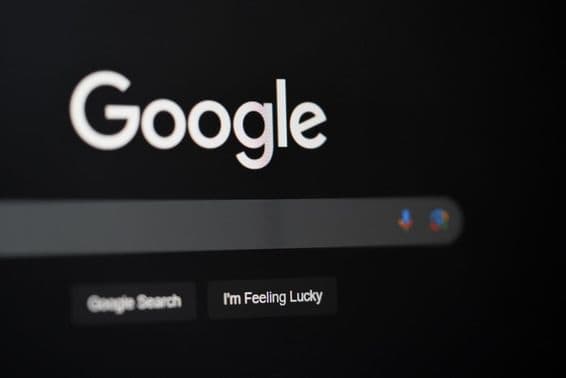 Pesquisa do Google em uma tela de computador em Dubai.