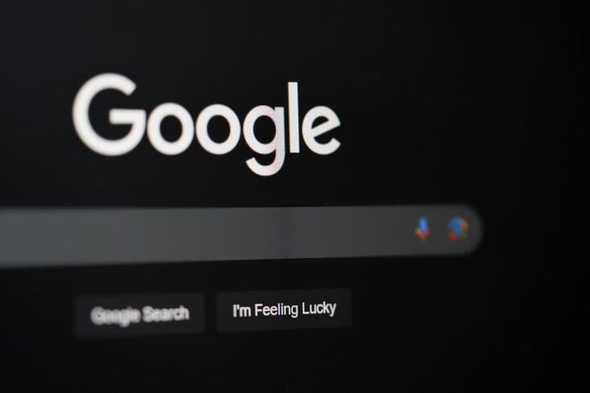 Pesquisa do Google em uma tela de computador em Dubai.