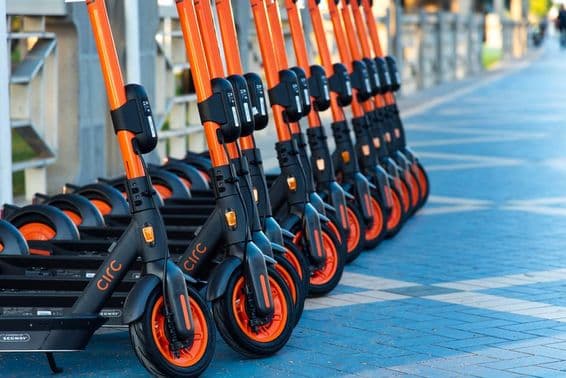 Aluguel de patinete elétrico Circ no calçadão em Abu Dhabi.