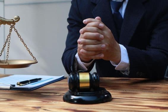 O advogado fornece aconselhamento jurídico.