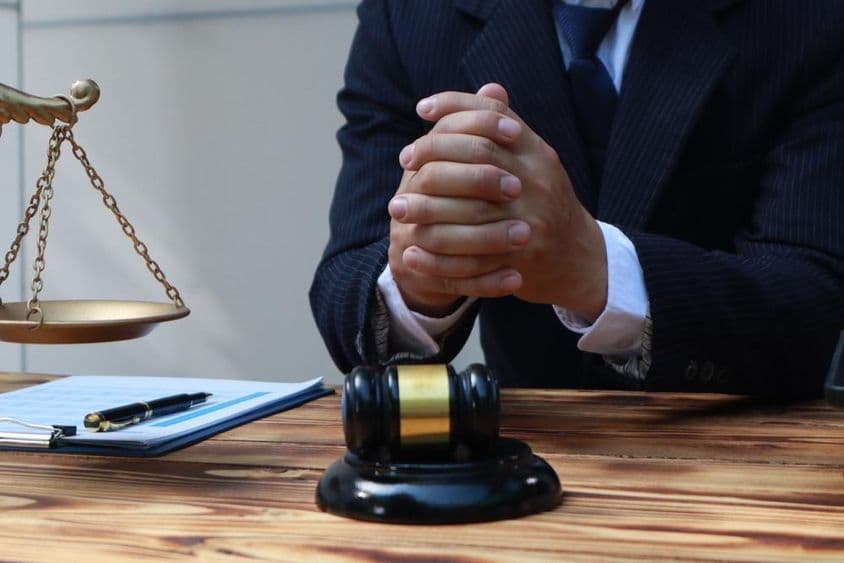 O advogado fornece aconselhamento jurídico.