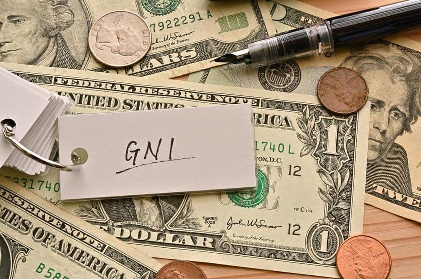 O termo financeiro RNB escrito sobre notas de dólar em uma mesa.