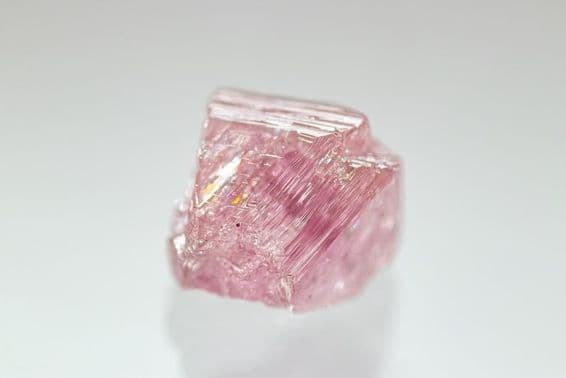 Cristal bruto de diamante rosa de rara cor.