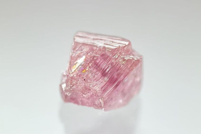 Cristal bruto de diamante rosa de rara cor.