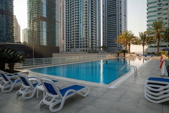 Piscina externa em propriedade do Airbnb.