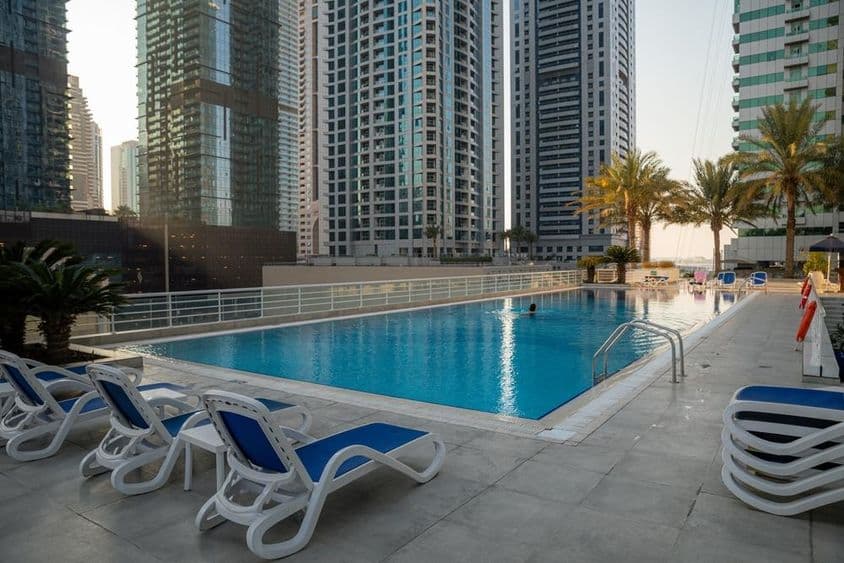 Piscina externa em propriedade do Airbnb.