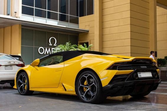 Lamborghini Huracán EVO Spyder amarelo estacionado no Dubai Mall.