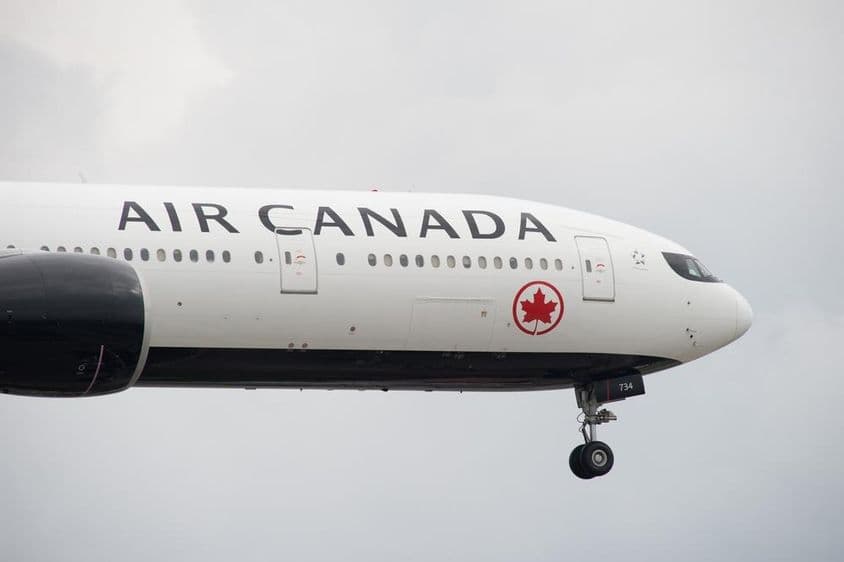 Avião Boeing 777 da Air Canada pousando no Aeroporto Internacional de Toronto Pearson.