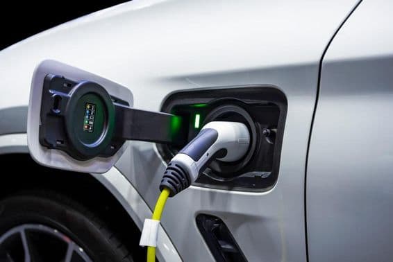 Cabo de energia conectado a um veículo elétrico.