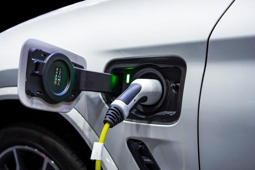 Cabo de energia conectado a um veículo elétrico.