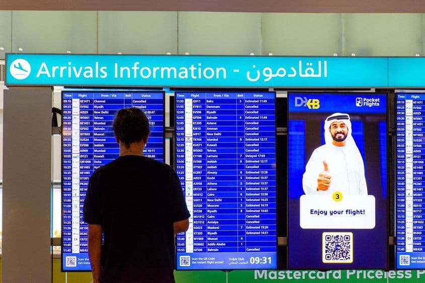 Painel de chegadas no Aeroporto Internacional de Dubai.