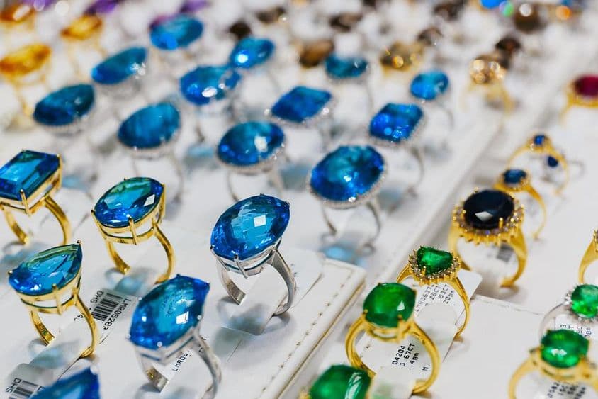 Anéis adornados com pedras preciosas no mercado de ouro de Dubai.