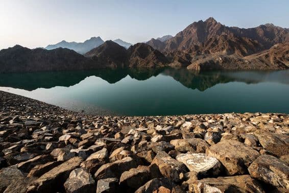 Represa de Hatta e montanhas, vistosa imagem refletindo rochas e montanhas ao amanhecer.