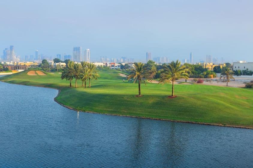 Vista panorâmica de um campo de golfe em Emirates Hills, Dubai.