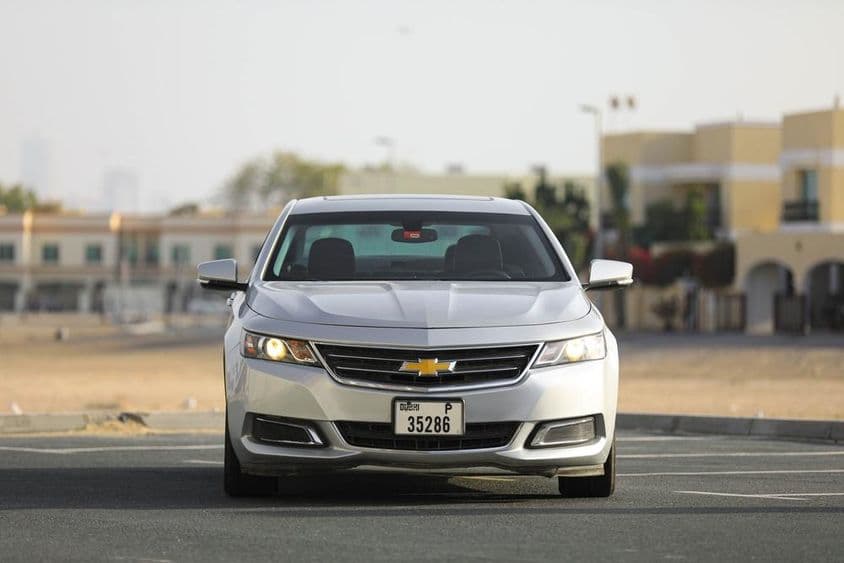 Pré-visualização do Chevrolet Impala em rua de Dubai.