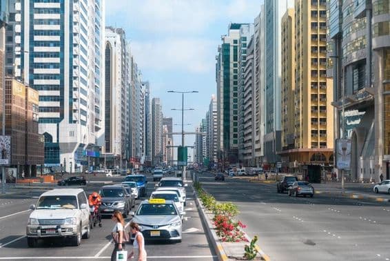 Uma rua moderna, geometricamente projetada em Abu Dhabi.