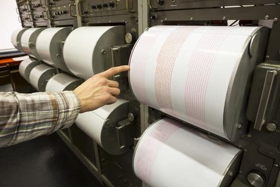 Um sismógrafo registra um terremoto em papel de medição.