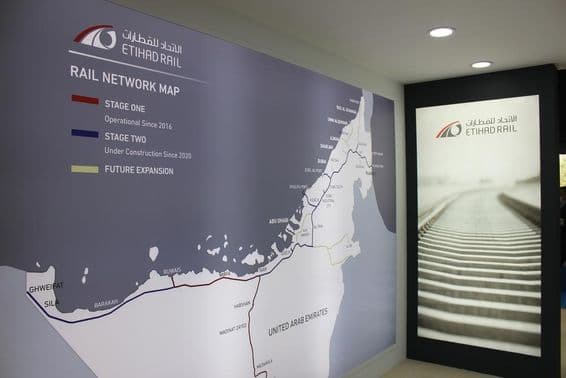 Visualizando um estande expositor na exposição Middle East Rail 2021.