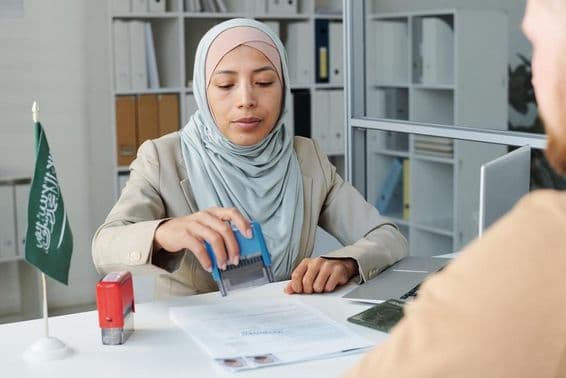 Funcionário consular moderno carimbando.