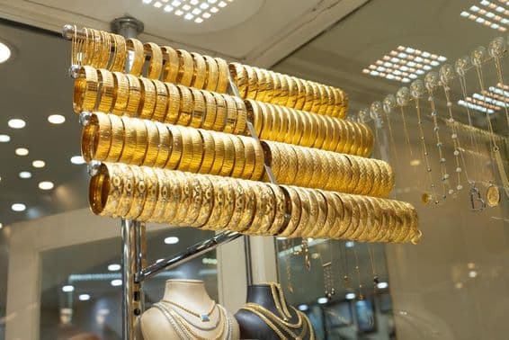 Pulseiras de ouro em um mostruário.