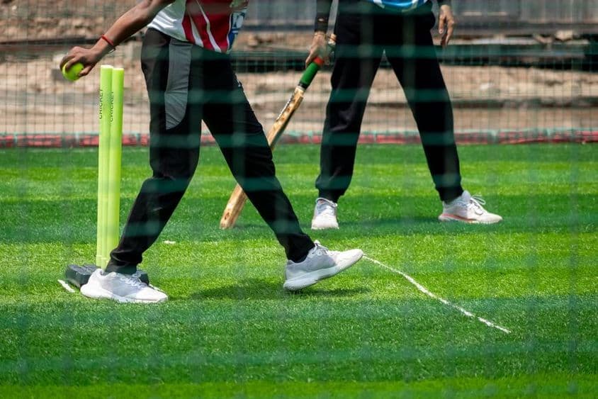 Ação de uma partida de críquete feminino.