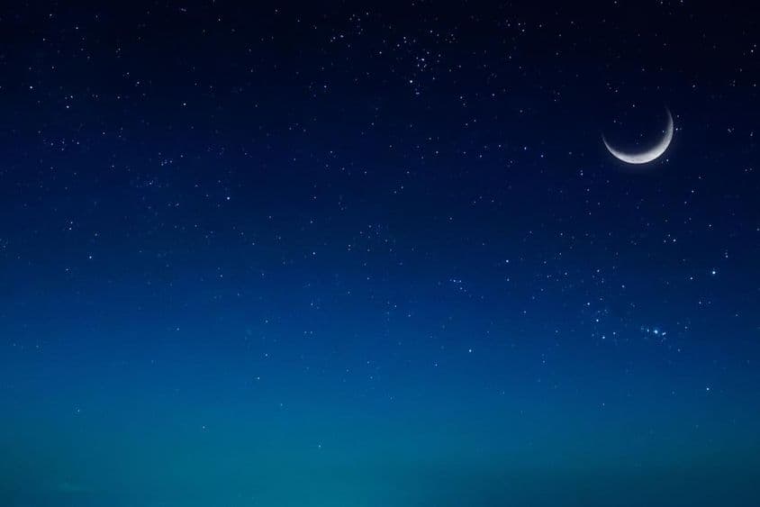 Noite islâmica de Ramadã com lua do Oriente.