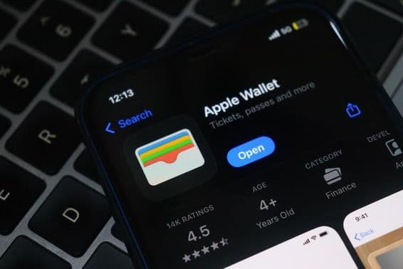 Apple Wallet na tela do iPhone.