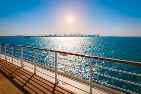 Vista do horizonte de Dubai a partir de um navio de cruzeiro.