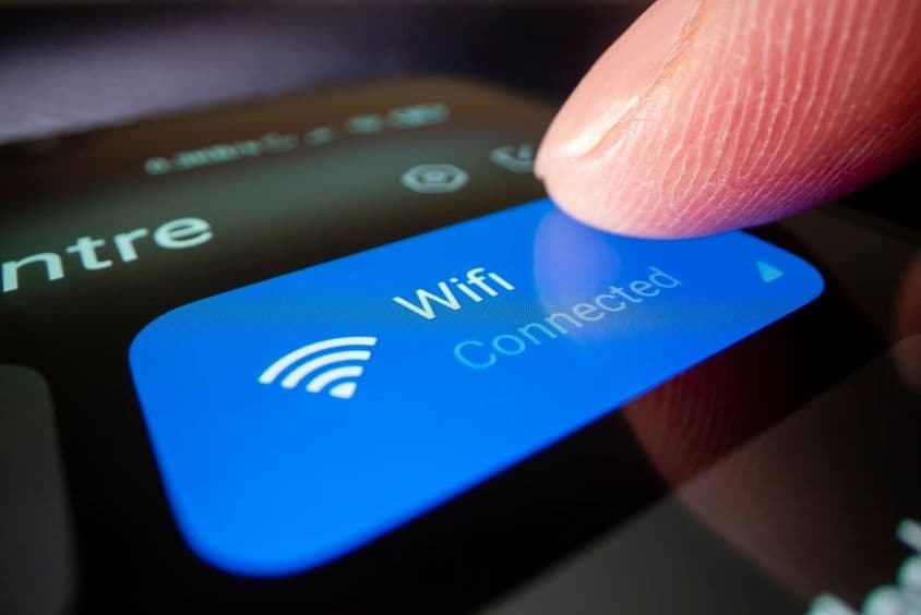 Imagem de close-up de um smartphone conectando-se ao Wi-Fi.
